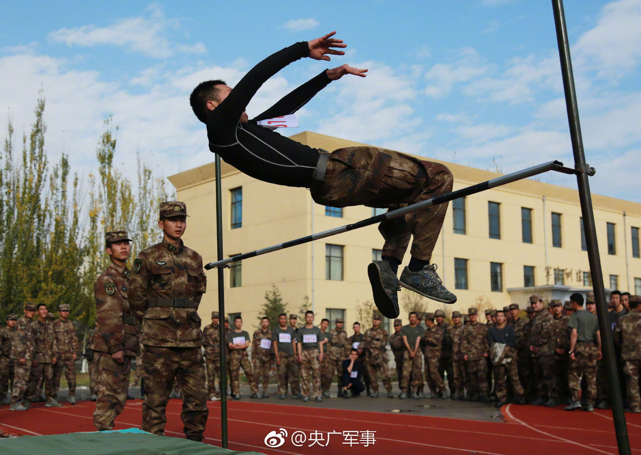 陆军第76集团军某旅举行铁锤子杯首届军事体