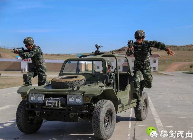 武警新疆总队机动第二支队练兵场上战车轰鸣,