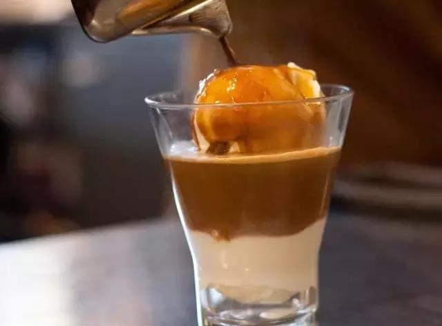 当热浓缩咖啡遇见冰激凌球,affogato!