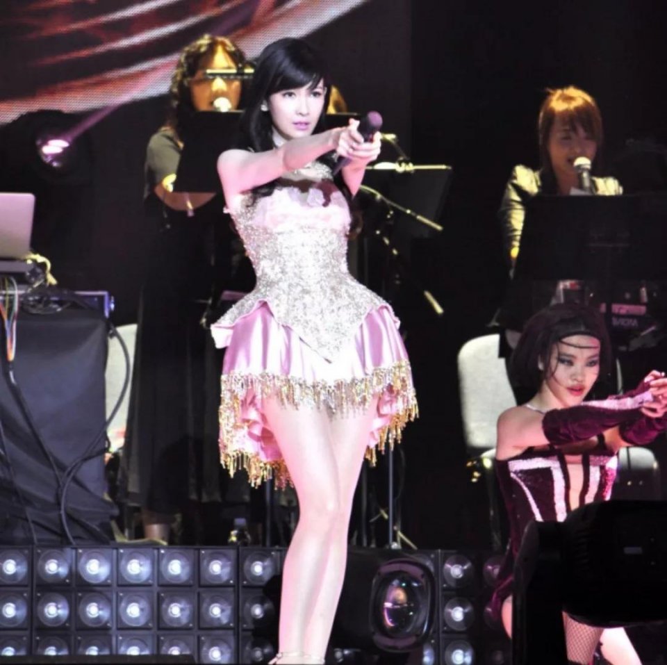 51岁的周慧敏吊打21岁少女……原来岁月从不败美人!