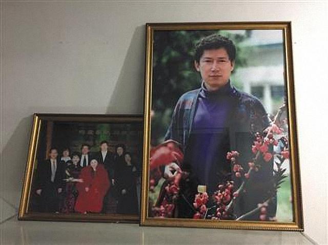 中国首位劳斯莱斯车主, 继承妻子70亿遗产, 现在生活过得像个皇帝