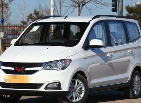 两款MPV，外观有面空间大，同卖6万宝骏和五菱选谁？