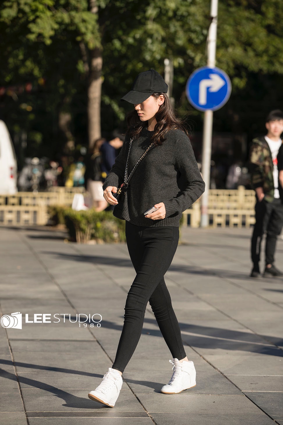 街拍;棒球帽下的美丽的脸