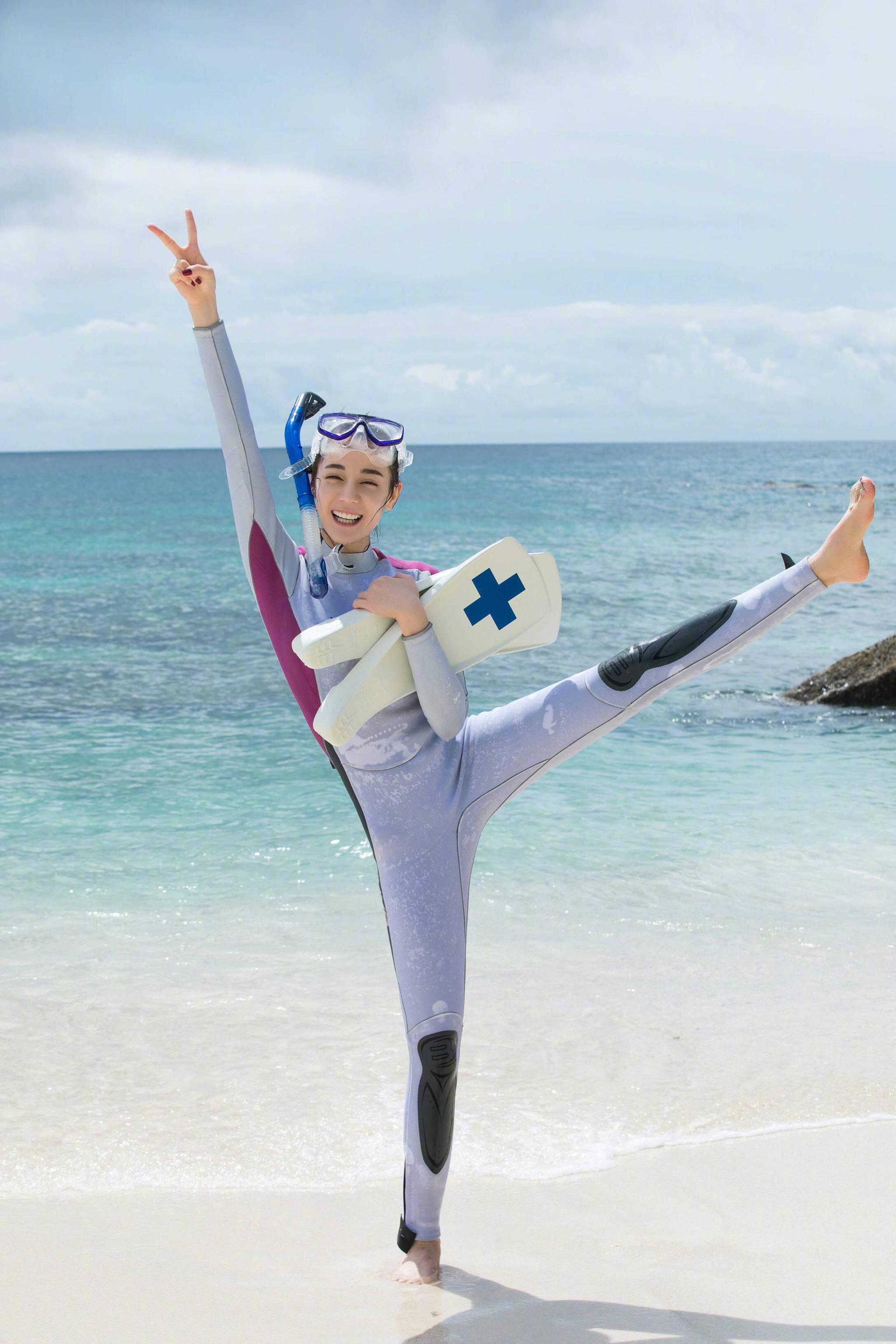 迪丽热巴潜水服都这么性感,为庆祝大摆一字马,网友:太可爱啦