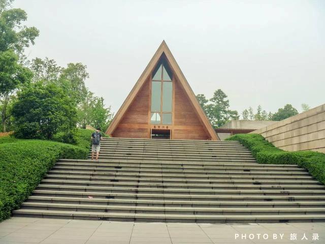 在杭州的郊区良渚,有个美丽洲教堂,安静而纯粹