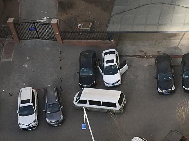 警察贴条还分车?同样是乱停车,为何有的车贴了