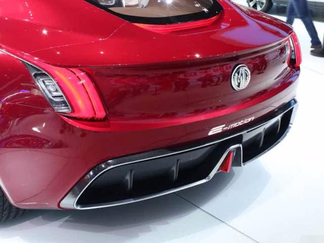 MG e-motion采用了最新的设计语言,前格栅类似奔驰的满天星!
