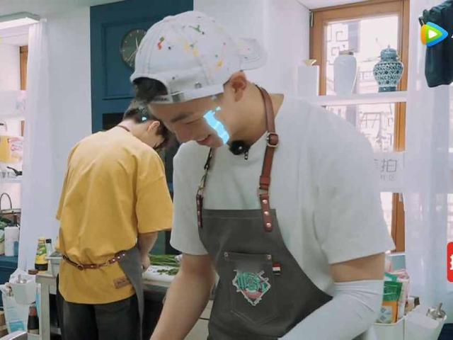 《中餐厅》小白的地位到底有多低?网友:一杯奶