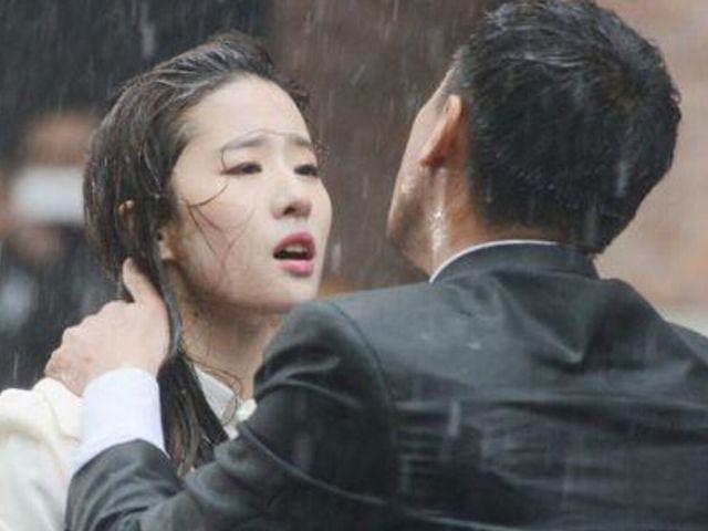 明星淋雨后会变丑郑爽让人心疼,沈月太搞笑,而杨幂就尴尬了!