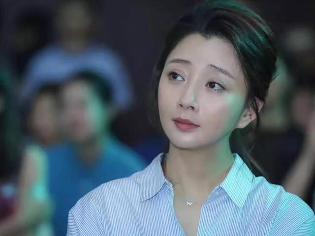 39岁殷桃近照，前夫入狱，二婚收获幸福，尽显熟女风范！