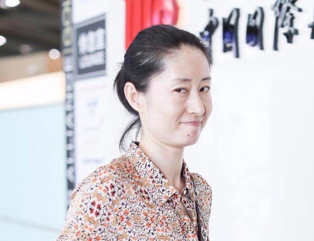 影视剧中演过胡歌的亲姐,这位女星人到中年素颜出镜也很美!