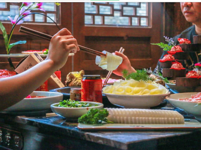 日本人第一次在中国吃火锅,结账时对服务员说