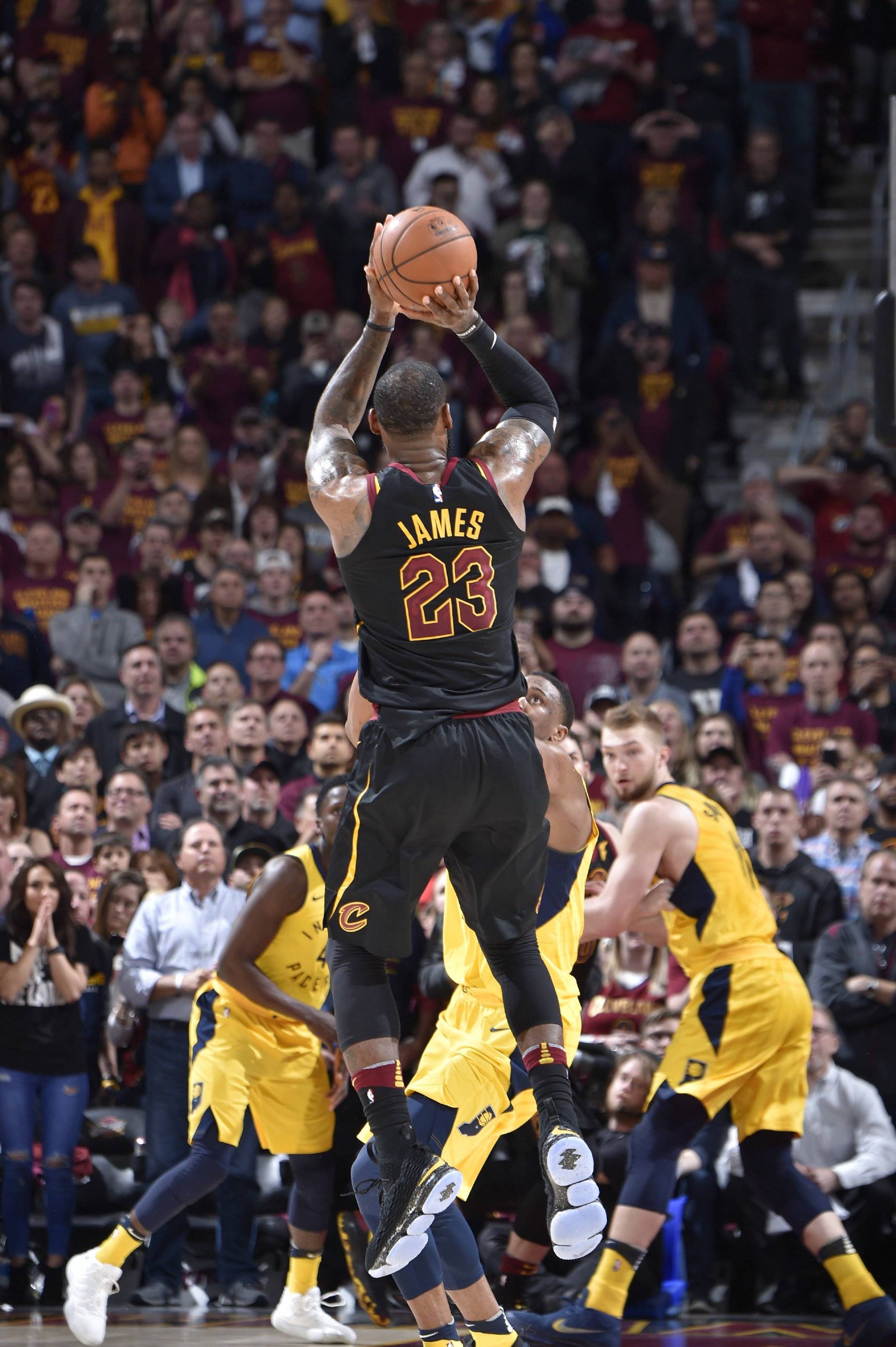 九年前詹姆斯用弧顶三分球一秒绝杀魔术