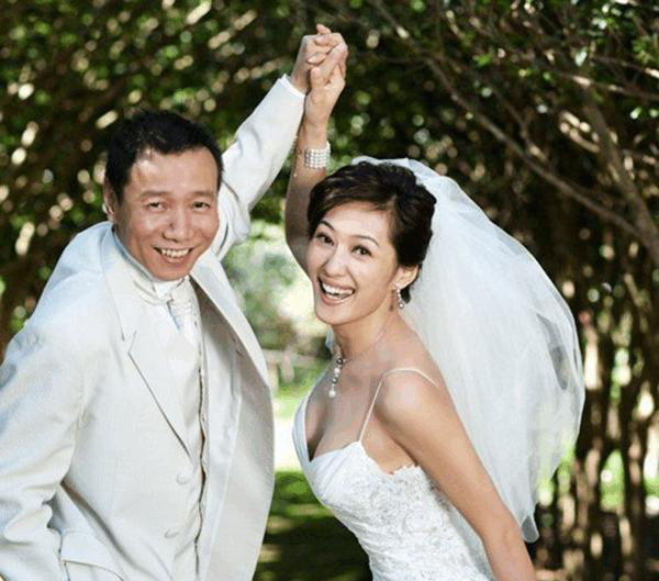 冯小刚有多爱金钱?密切接触女星揭露:富豪面前