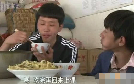 变形记主人公王境泽凭借表情包再次火,粉丝拿表情包照要求签名