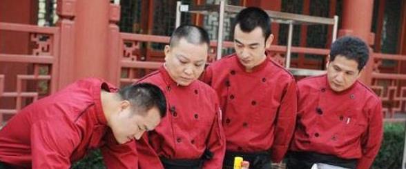中外厨艺对决，老外把油直接拿走，中国厨师用一招让他们尴尬！