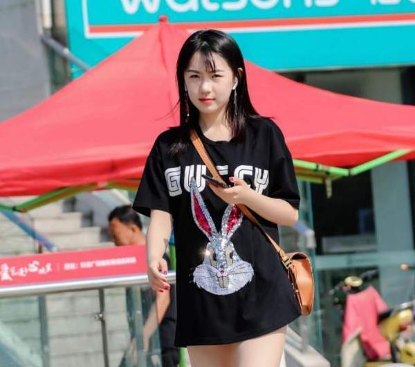呆萌小女生超短裤搭配t恤, 时尚清凉的穿搭, 大玩下身