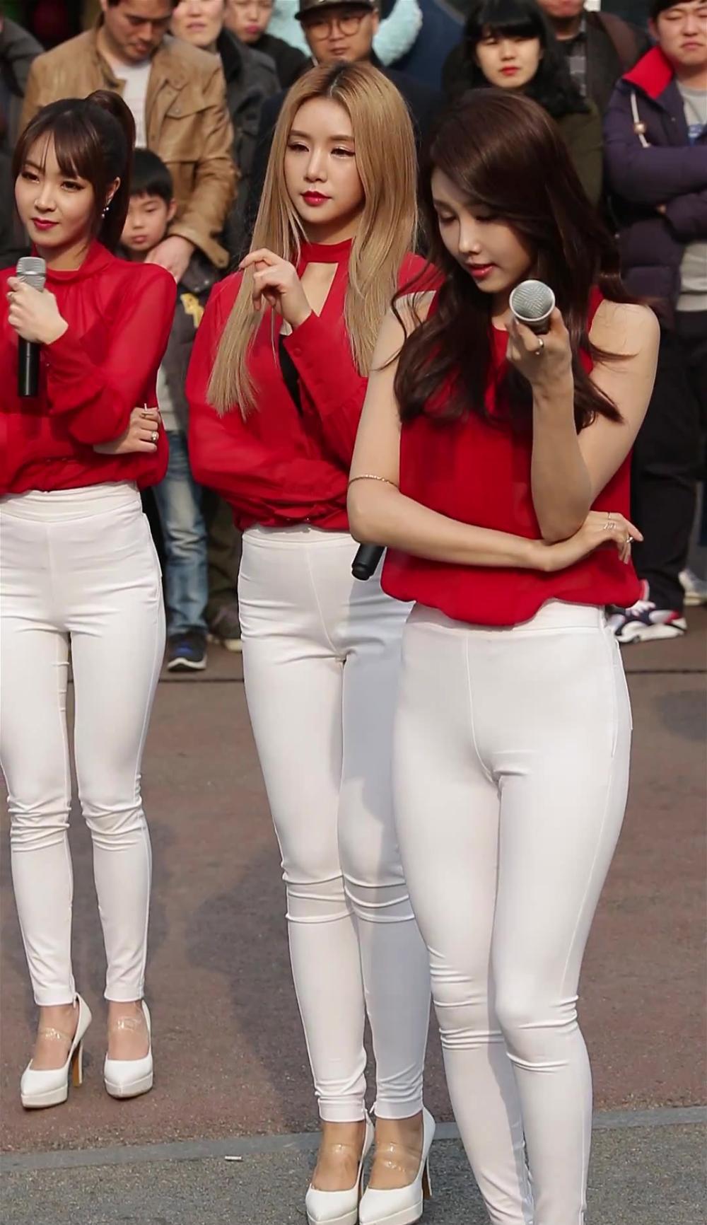 紧身裤凸显魅力别具一格, 玩转甜美减龄风