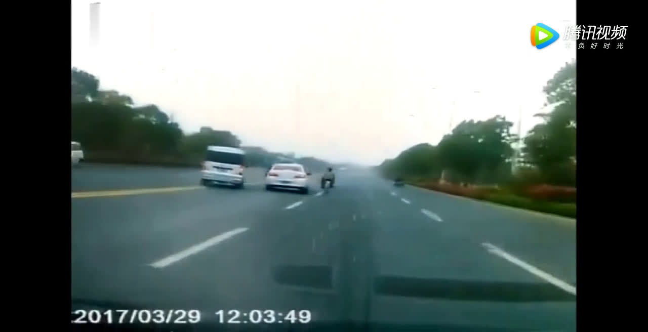 ta又来了！这辆乱变道的电动车，你可把面包车害惨了  ​