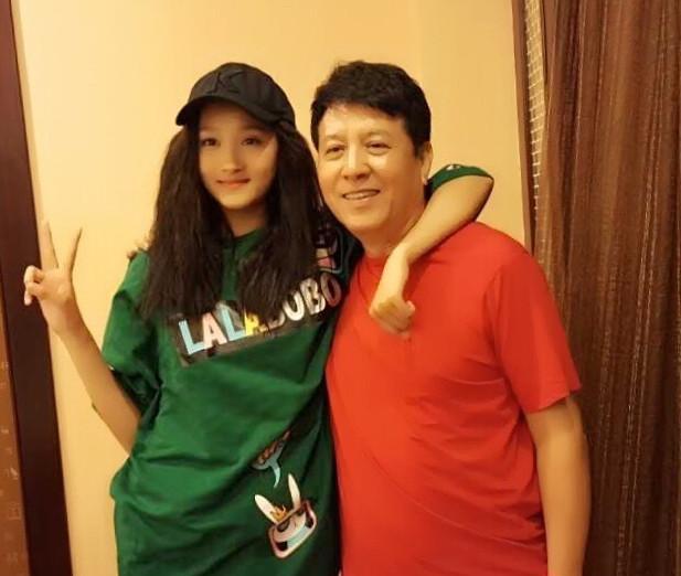 关晓彤与父亲搂肩合影 看女儿拍戏老爸心里美
