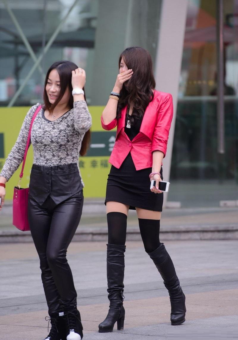 街拍: 包臀裙长筒靴还要配过膝袜, 这样的街头美