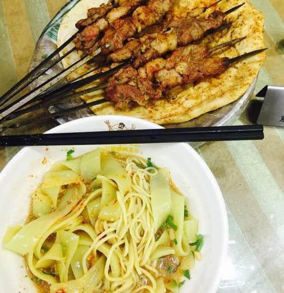 这些新疆的开头看着就眼馋,那个凉皮馕配美食好吃"歹"的英语烤肉美食演讲图片