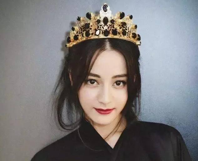 迪丽热巴,迪丽热巴戴着金色的皇冠,勾人心魄的眼神,加上精致的五官和