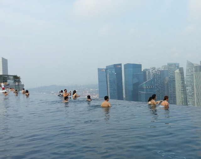 世界上最危险的游泳池,外国友人玩得流连忘返