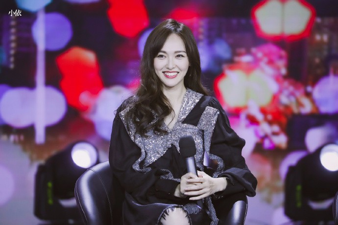 唐嫣现身北京卫视出席《归去来》开播发布会,