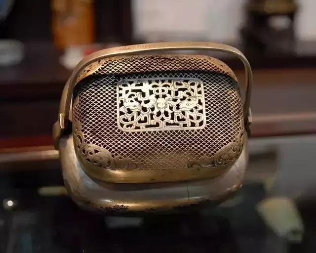 香港英联邦国际拍卖行:中国古代铜炉 实用中尽