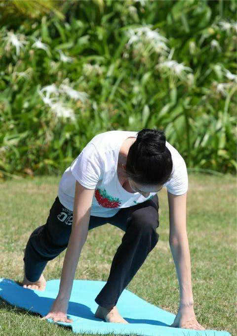 林志玲弯腰瞬间成永恒,网友:看到了不该看的东西!