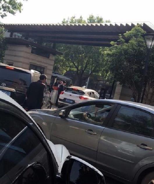 大写无奈!绍兴某小区公共车位竟收费,业主堵门