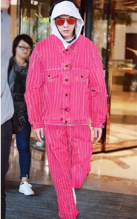 岳云鹏与陈伟霆撞衫,同穿条纹外套画风太搞笑,网友:画风太惊奇