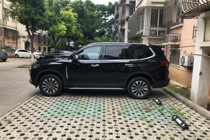 又一款对彪奥迪Q7的国产SUV，车长超5米，车钥匙像兰博基尼