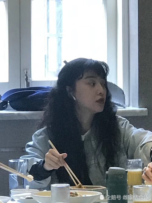 范冰冰素颜在饭店吃饭被偶遇,路人镜头下的范