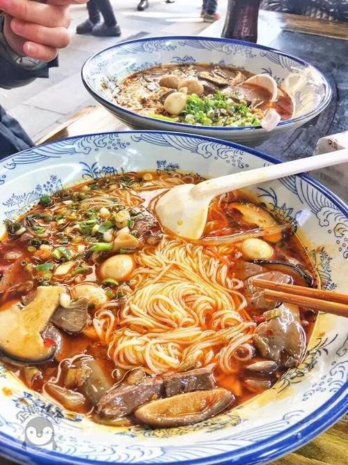 八一好吃街上仅2㎡的路边摊