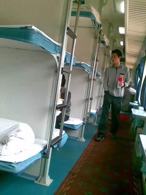 为什么乘火车睡卧铺时,头不要朝窗户?