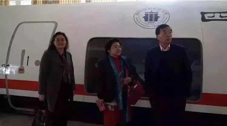 中国传媒大学国际学院院长罗青一行来川影调研