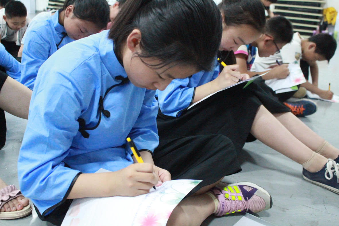 感恩时代别母校 告别童年塑风采