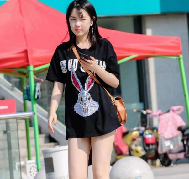 呆萌小女生超短裤搭配t恤, 时尚清凉的穿搭, 大玩下身