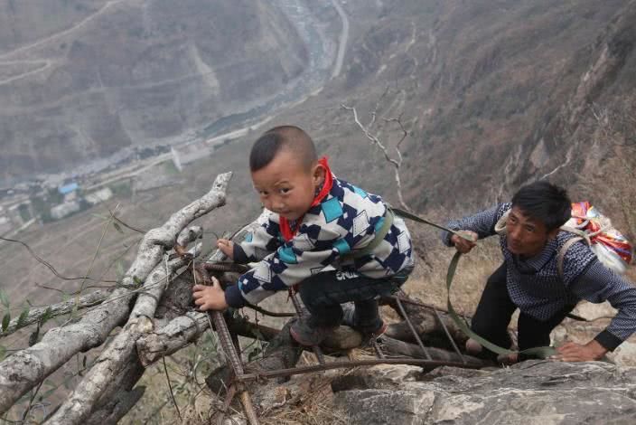 还记得大凉山悬崖村吗?如今集团投3亿造景区,村民在家