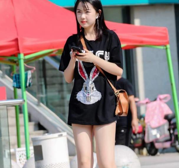 呆萌小女生超短裤搭配t恤, 时尚清凉的穿搭, 大玩下身