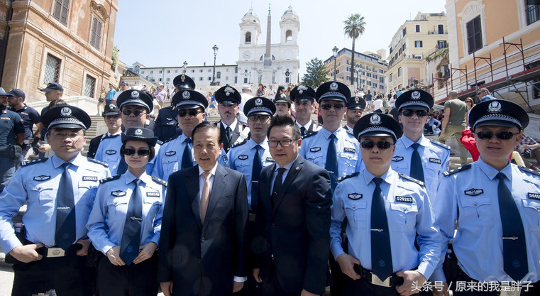 中国警察在意大利巡逻,墨镜配警服太帅了