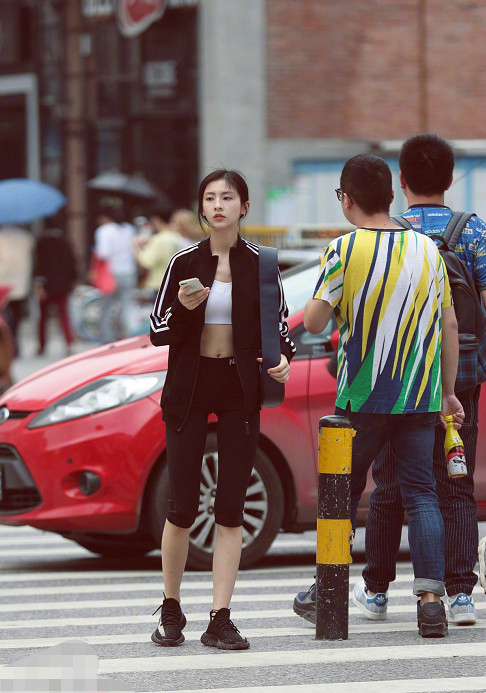 街拍,三亚就是天热,图6美女边走边脱想露就干