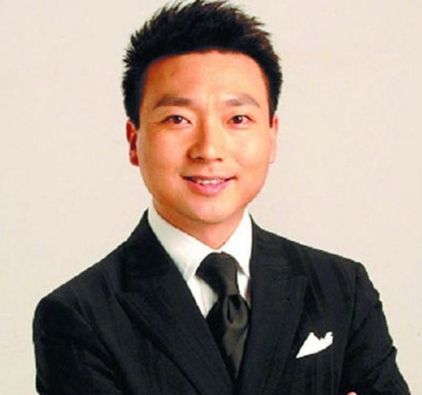 46岁央视主播康辉和妻子刘雅洁近照曝光,结婚