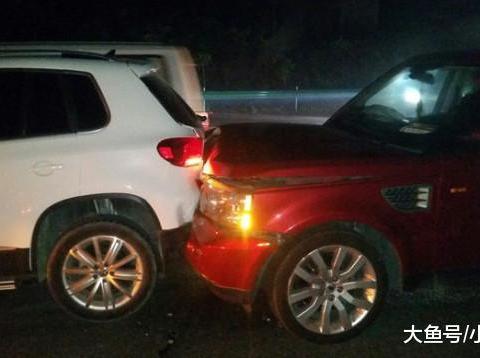 路虎揽运追尾大众途观, 车主: 不愧是神车, 把我的车都撞报废了