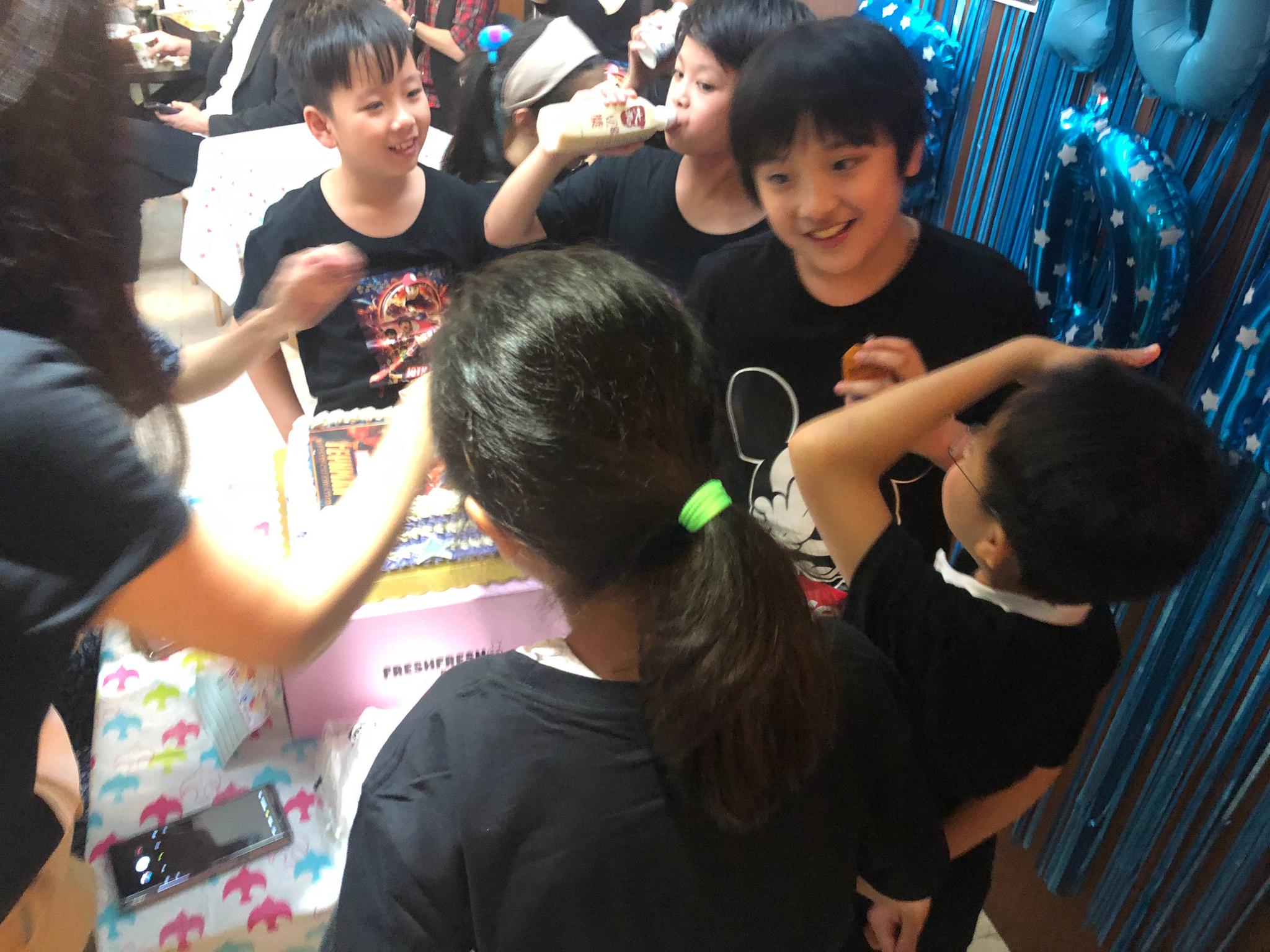 吴镇宇晒照为儿子庆生,10岁费曼变化大!