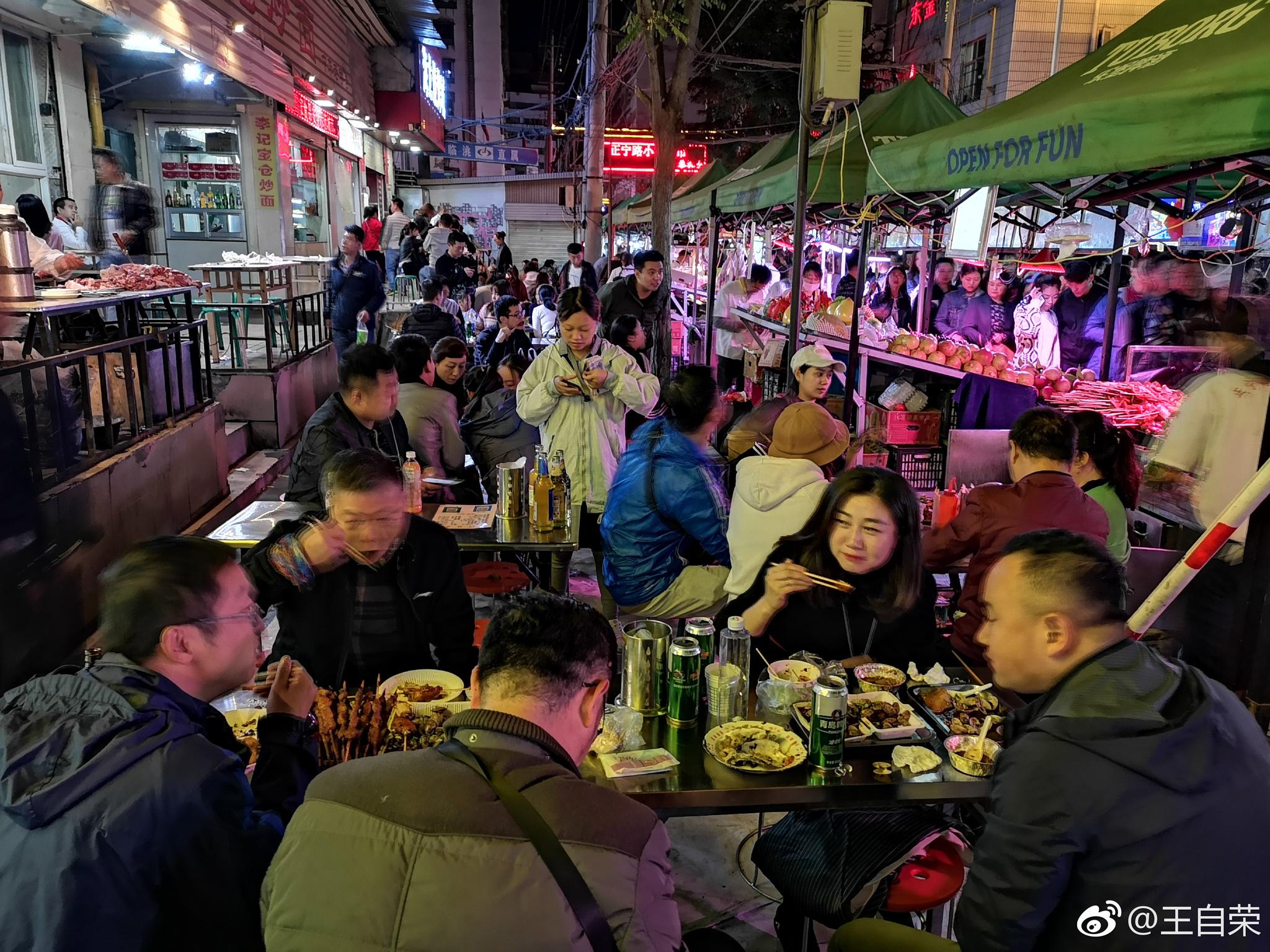 兰州,正宁路小吃夜市,热闹非凡.