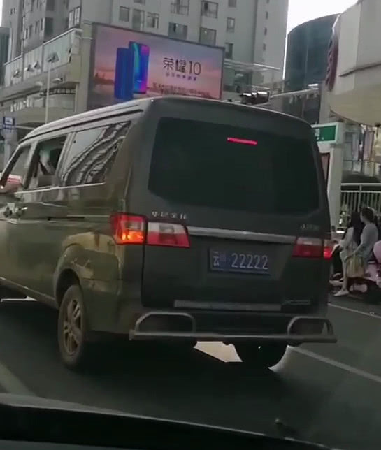云南街头现5连号MPV,车牌不带一个“8”,网友:能买10辆