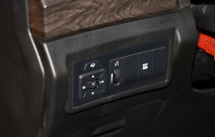 北汽是一款面包车中的SUV,配置丰富给人留下